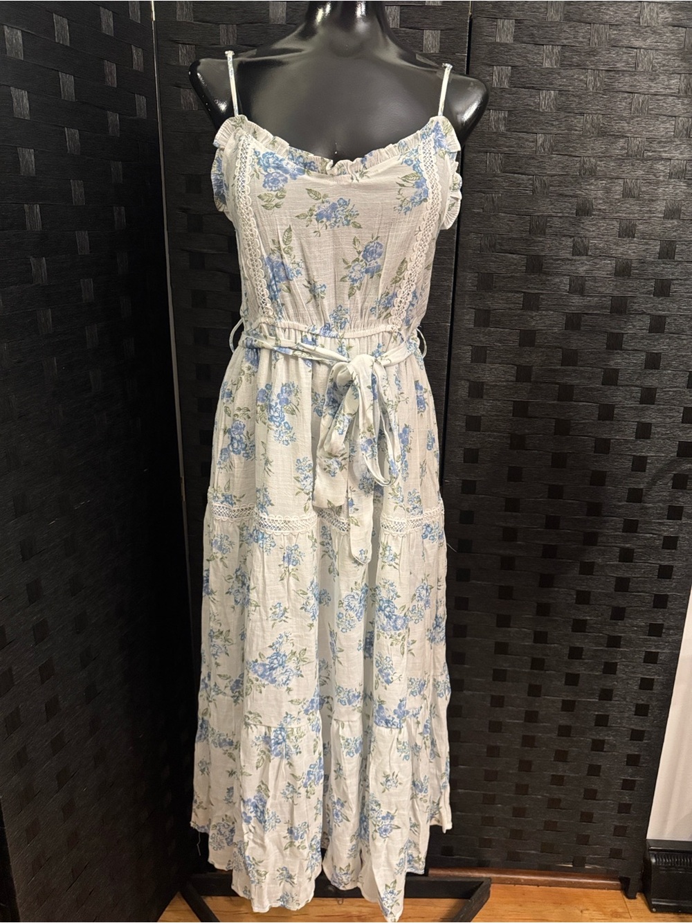 MINE Floral Cottage Dress Sz M Blue / White